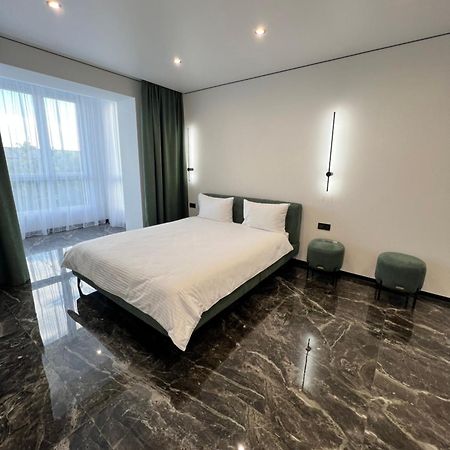 Люкс Апартаменти В Жкарена Та Жк Great House Riwne Exterior foto