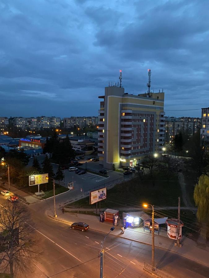 Люкс Апартаменти В Жкарена Та Жк Great House Riwne Exterior foto
